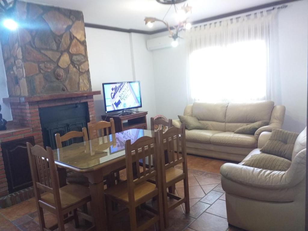 Salón acogedor con chimenea del Alojamiento Aguasblanquillas