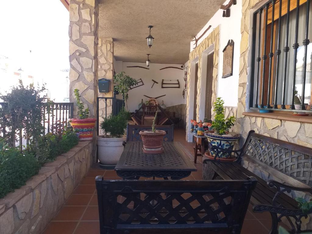 Interior acogedor del Alojamiento Aguasblanquillas con salón y chimenea